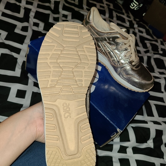 ASICS - Picture 6 of 8